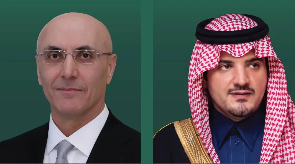 الأمير عبد العزيز بن سعود وزير الداخلية السعودي ونظيره اللبناني أحمد الحجار (الشرق الأوسط)