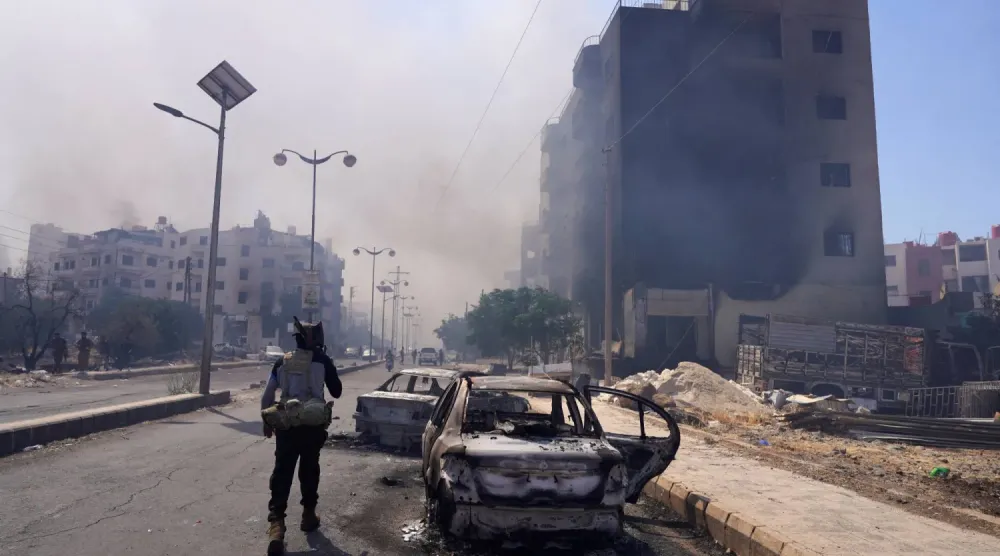 Geçtiğimiz temmuz ayında Süveyda’da Dürzi militanlar, Bedevi ve Arap aşiretlerinden silahlı gruplar ile Suriye güvenlik güçleri arasında yaşanan çatışmalar sırasında yükselen duman (Reuters)