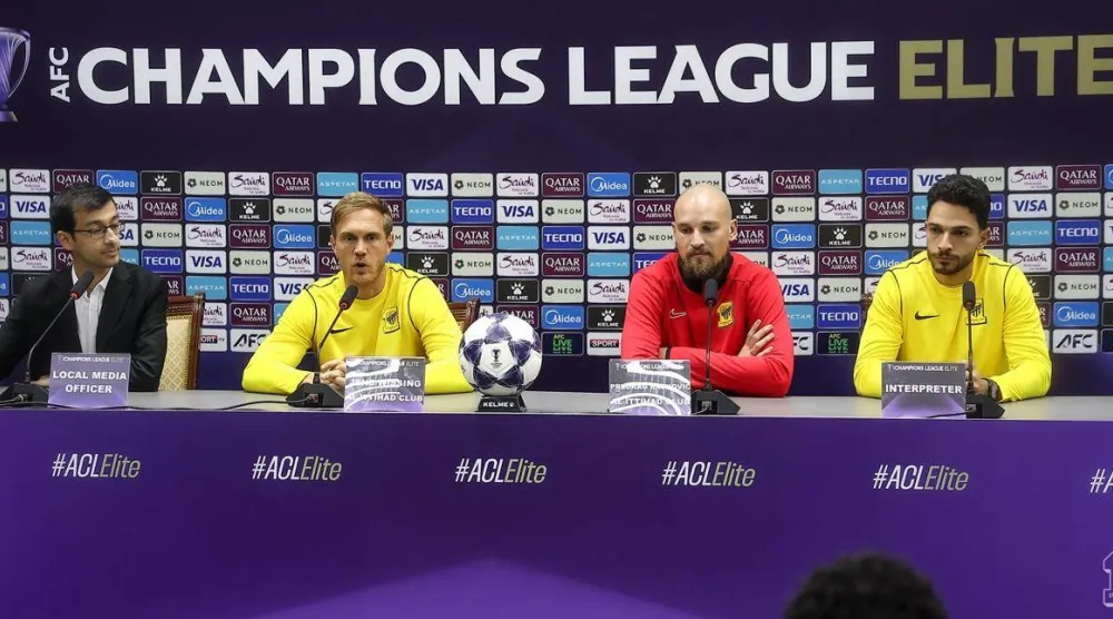 الألماني ينز فيسينغ مدرب الاتحاد وحارس مرماه الصربي بريدراغ رايكوفيتش في المؤتمر الصحافي (نادي الاتحاد)