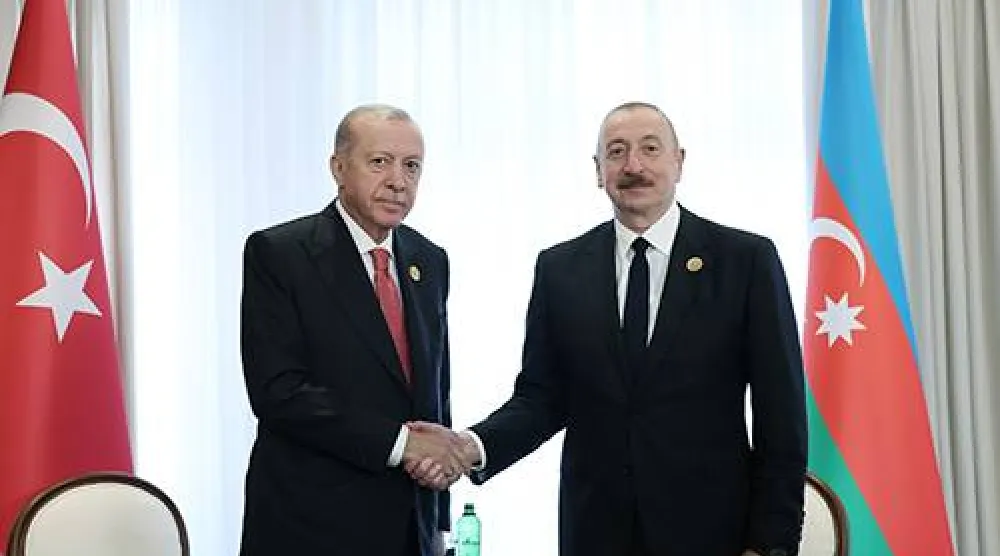 الرئيس الأذربيجاني إلهام علييف مستقبلاً نظيره التركي رجب طيب إردوغان خلال قمة منظمة التعاون الاقتصادي في يلوي 2025 (الرئاسة التركية)