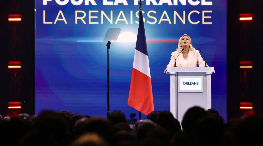 المرشحة للانتخابات الرئاسية الفرنسية عن حزب التجمع الوطني اليميني مارين لوبن في افتتاح أول تجمع انتخابي لها في أورليان (أ ف ب)