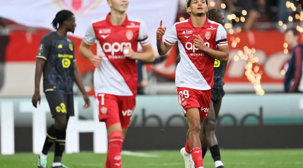 فرحة لاعبَي موناكو بهدف التعادل في مرمى ليل (أ.ب)