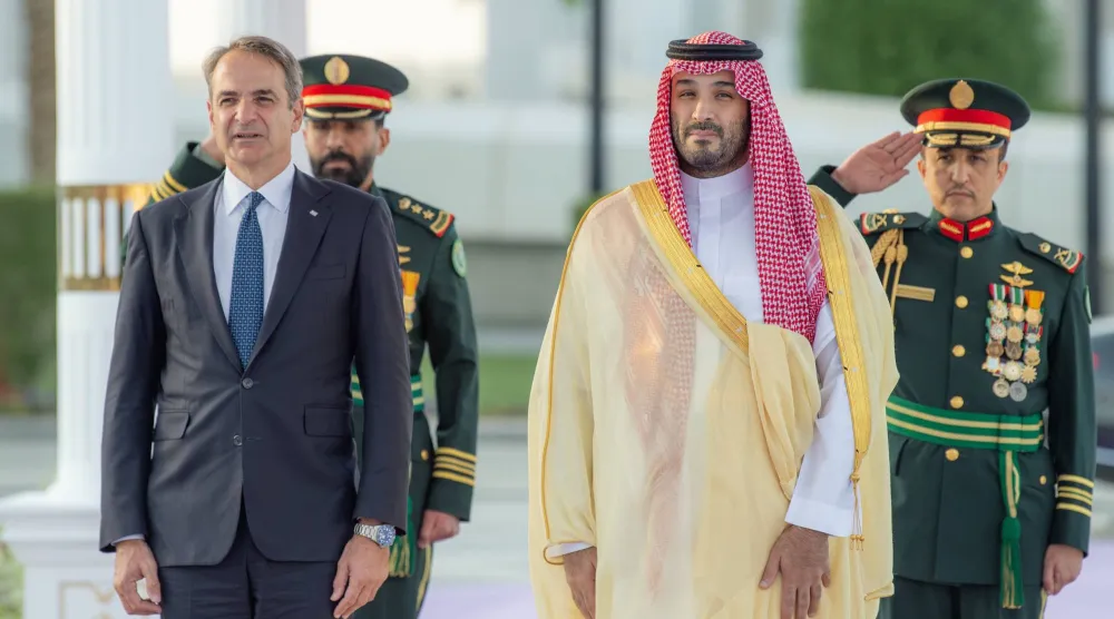 الأمير محمد بن سلمان ولي العهد السعودي مع رئيس الوزراء اليوناني كيرياكوس ميتسوتاكس خلال مراسم الاستقبال الرسمية في الرياض (واس)  