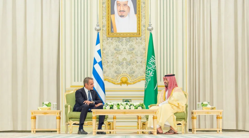 الأمير محمد بن سلمان ولي العهد السعودي خلال مباحثاته مع رئيس الوزراء اليوناني كيرياكوس ميتسوتاكس في الرياض (واس)  