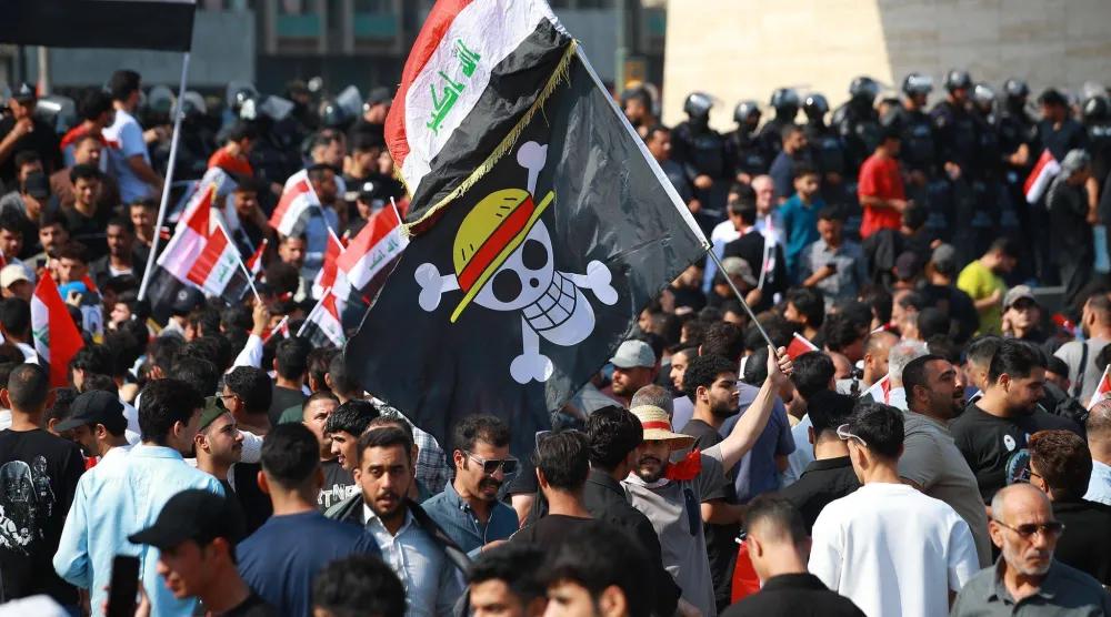 عراقيون تجمعوا في ساحة التحرير لإحياء الذكرى السابعة لحركة احتجاجات أكتوبر 2019 مطالبين بالقضاء على الفساد وحصر السلاح بيد الدولة (د.ب.أ)