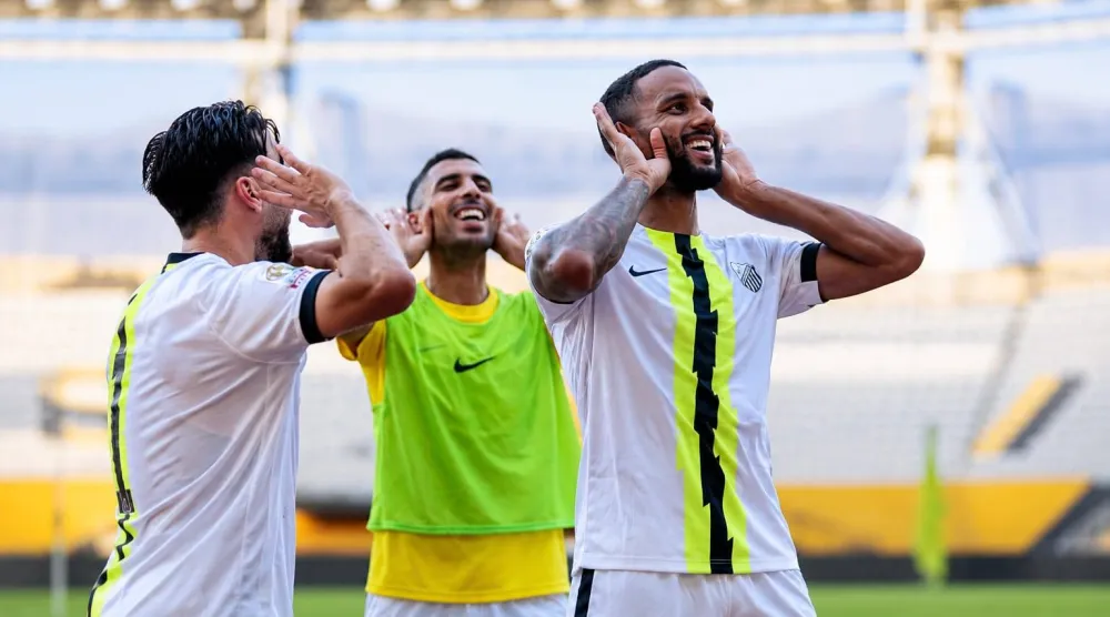 احتفالية لاعبي المغرب الفاسي بالفوز الثمين على أسيك ميموزا العاجي (نادي المغرب الفاسي)