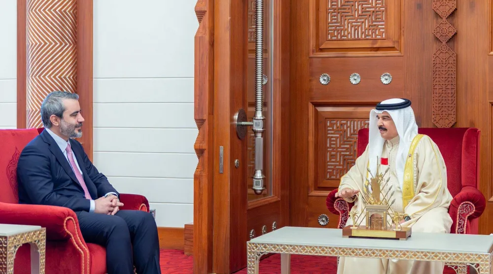 الملك حمد بن عيسى لدى استقباله الوزير أسعد الشيباني في المنامة (الخارجية البحرينية)