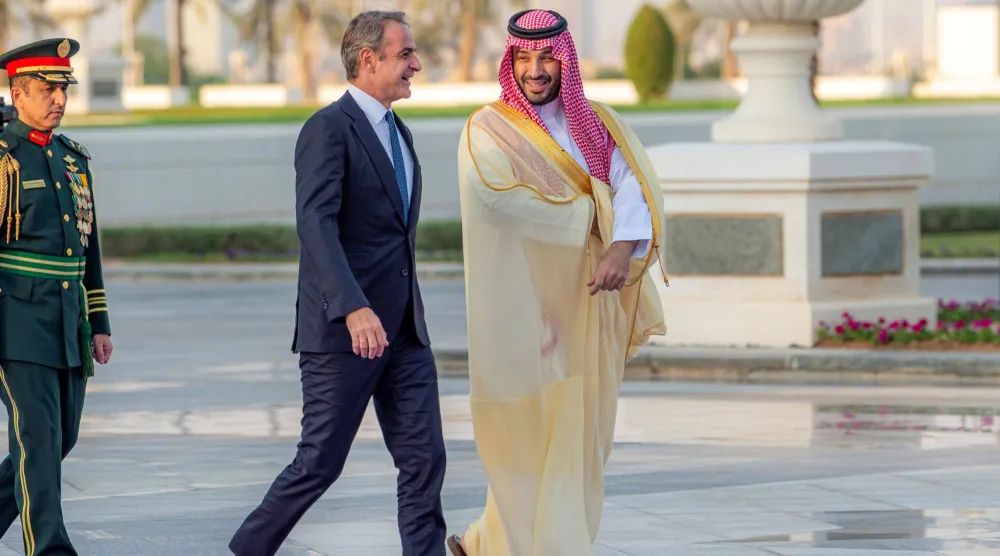 ولي العهد السعودي مستقبلاً رئيس الوزراء اليوناني أمس (واس)