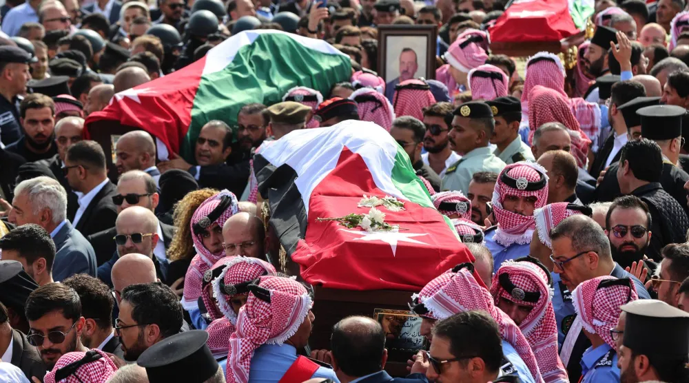 حشود شاركت في تشييع الضحايا الأحد (أ.ب)
