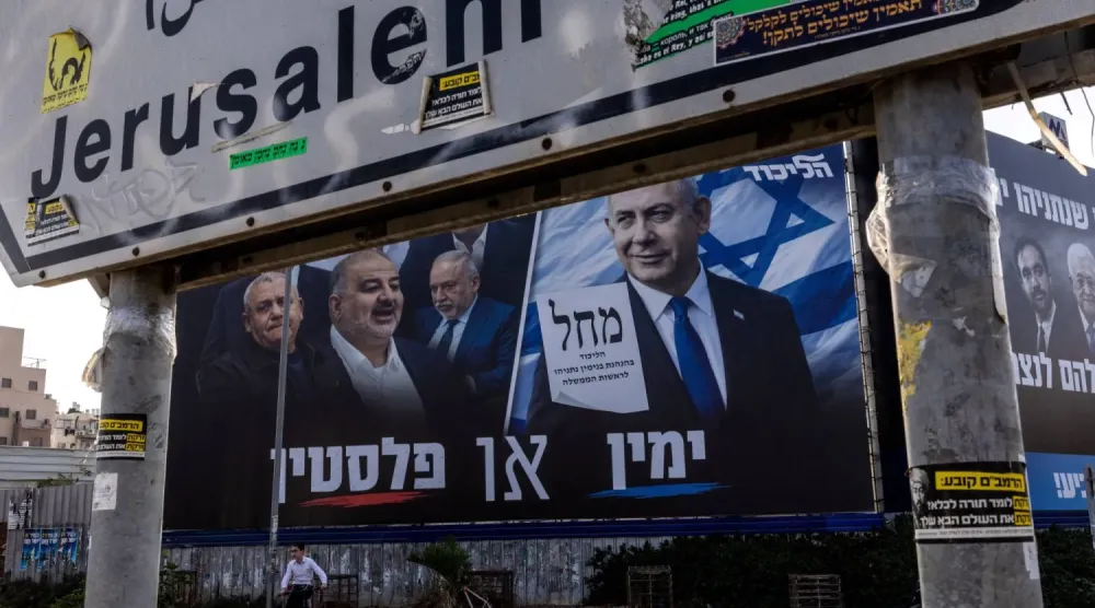 İsrail'in Bney Brak kentinde, parlamento seçimleri öncesinde Netanyahu liderliğindeki Likud Partisi'nin seçim afişinin yanında bisikletiyle bir çocuk (Reuters)