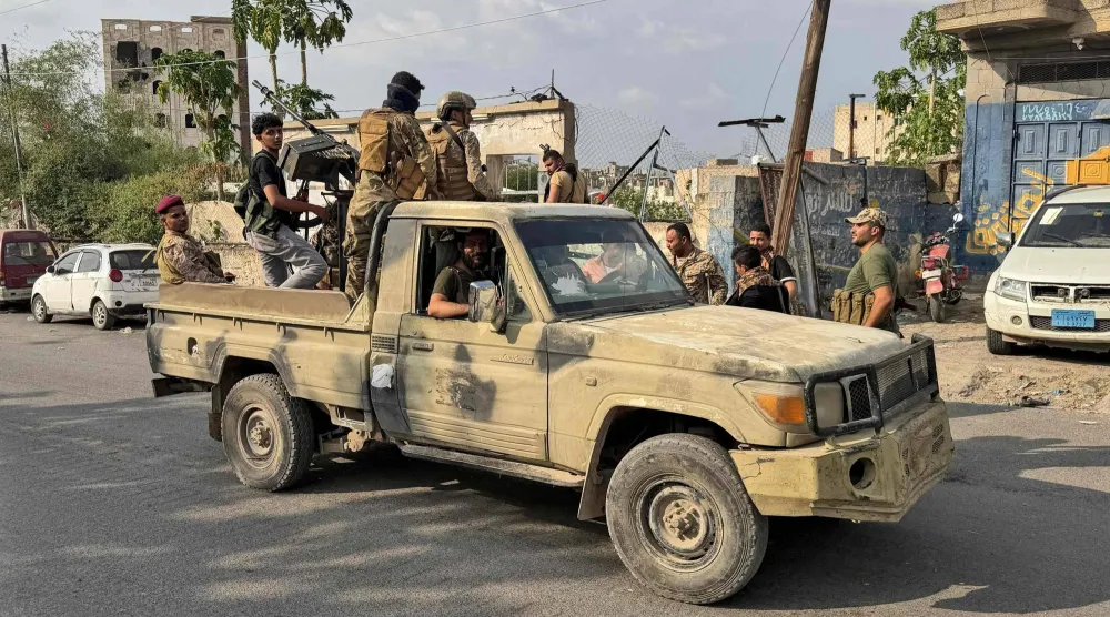 Yemeni government fighters drive during battles against Yemen's Iran-backed Houthis at the Jabal Han front west of the city of Taiz on October 21, 2026.  (Photo by AFP) / 
