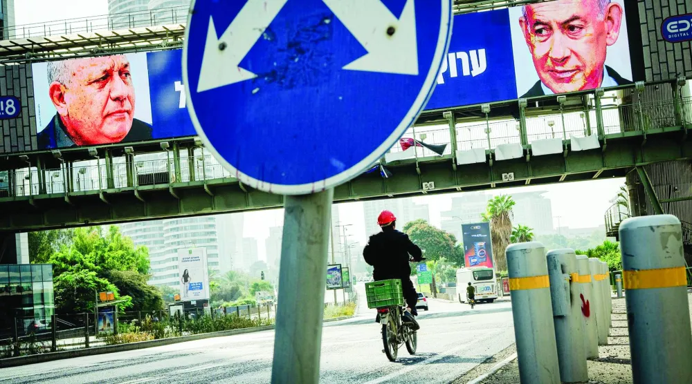لوحات إعلانية إلكترونية خاصة بالانتخابات تُظهر كلاً من رئيس أركان الجيش الإسرائيلي السابق غادي آيزنكوت ورئيس الوزراء بنيامين نتنياهو (د.ب.أ)