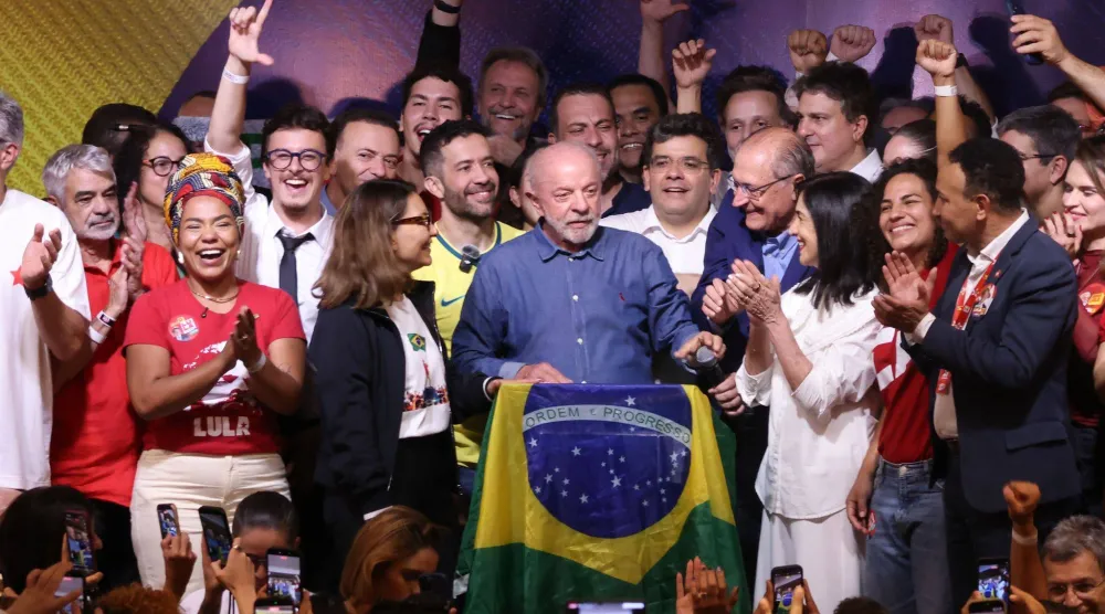 الرئيس لويس إيناسيو لولا دا سيلفا يحتفل وسط أنصاره بالفوز بالانتخابات في ساو باولو (د.ب.أ)