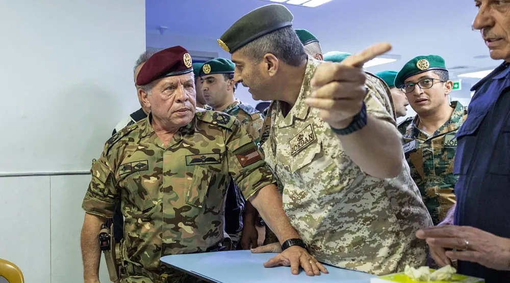 العاهل خلال زيارته مستشفى الأمير علي العسكري في الكرك للاطمئنان على المصابين في الهجوم الذي استهدف كنيسة في المحافظة يوم الجمعة الماضي (أ.ف.ب)