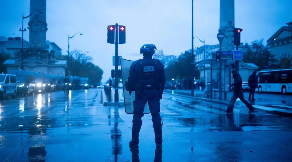 يقف شرطي حارساً بساحة «لا ناسيون» (Place de La Nation) في باريس (أ.ف.ب)