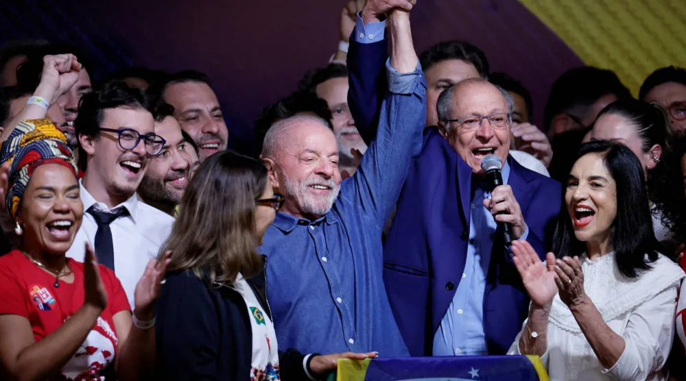 لولا دا سيلفا يحتفل مع زوجته روزانجيلا دا سيلفا ونائبه جيرالدو ألكيمين بفوزه في جولة الإعادة للانتخابات الرئاسية (رويترز)