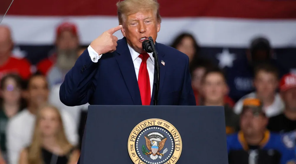 الرئيس الأميركي دونالد ترمب خلال تجمُّع انتخابي بولاية ميشيغان يوم 25 أكتوبر 2026 (أ.ب)