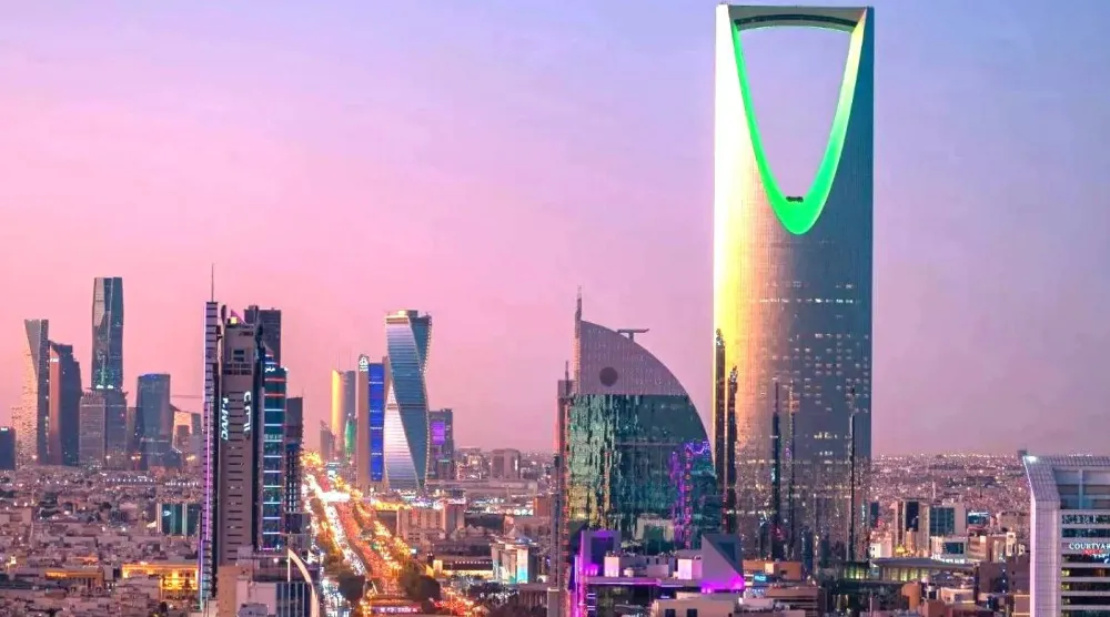 تتيح خدمة «أبشر سفر للزوار» إنهاء إجراءات السفر واستكمال المتطلبات رقمياً قبل الوصول إلى المنافذ البرية (واس)