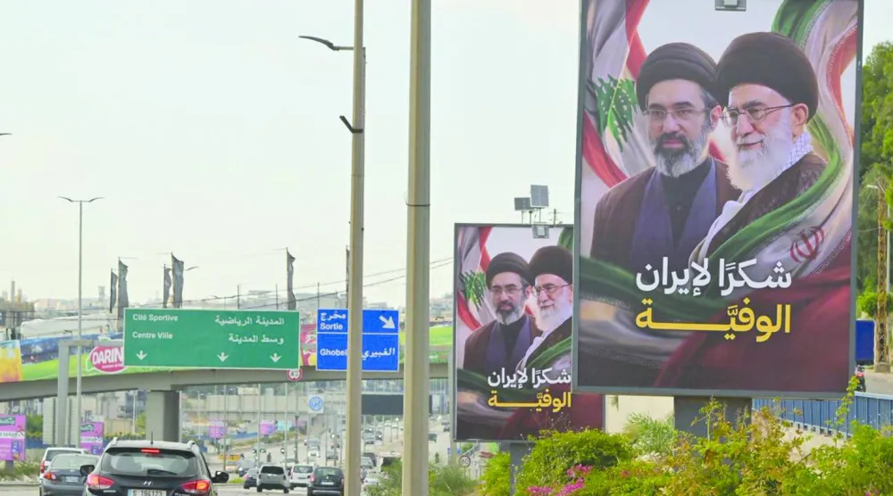 لافتات رُفعت على طريق المطار لشكر إيران على وقف إطلاق النار في لبنان (الشرق الأوسط)