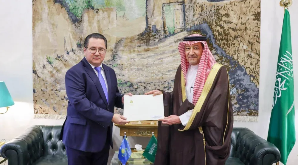 نائب وزير الخارجية السعودي خلال تسلمه الرسالة من نظيره الكازاخستاني في الرياض الاثنين (واس)