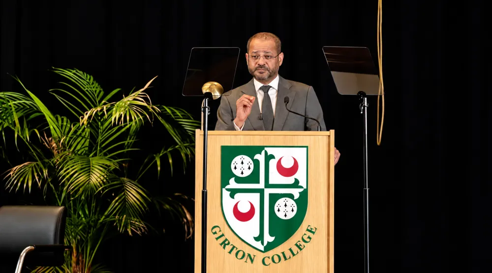 بدر بن حمد البوسعيدي وزير الخارجية العُماني خلال إلقائه محاضرة في كلية «جيرتون» بجامعة كامبريدج البريطانية مساء الاثنين (الخارجية العمانية)