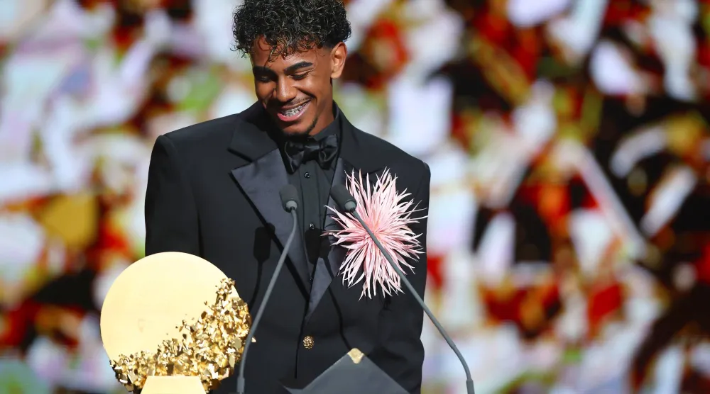 النجم الإسباني لامين يامال لاعب برشلونة أفضل لاعب واعد في العالم (إ.ب.أ)
