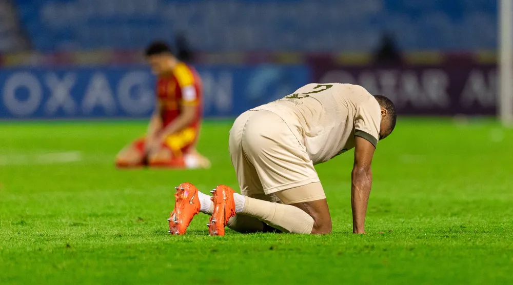 ميغيل متحسرا عقب نهاية المباراة (تصوير: عيسى الدبيسي)