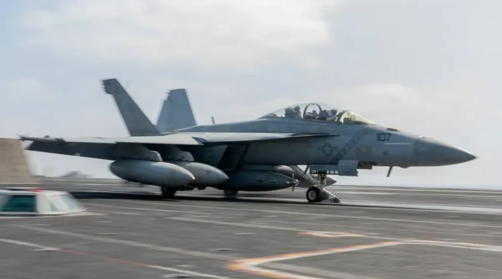 ABD Merkez Kuvvetler Komutanlığı’nın (CENTCOM) dün yayımladığı, USS George Washington uçak gemisinin güvertesinde bulunan bir savaş uçağı.(CENTCOM)