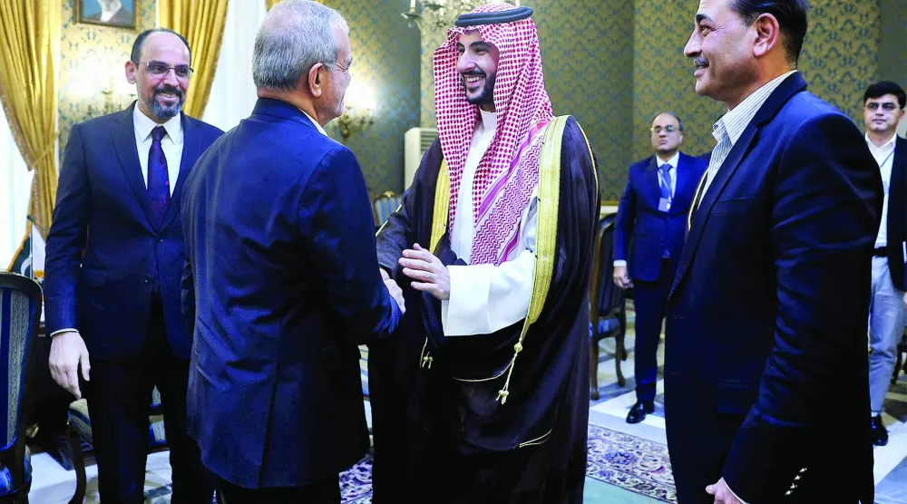 
الرئيس الإيراني يصافح وزير الدفاع السعودي بعد الاجتماع مع قائد الجيش الباكستاني ورئيس الاستخبارات التركية أمس (أ.ف.ب)