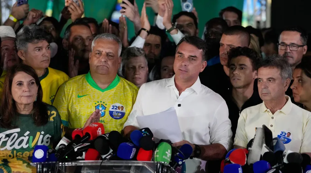 المرشح الرئاسي المعارض فلافيو بولسونارو يتحدث عقب جولة الإعادة خلال الانتخابات الرئاسية في برازيليا (أ.ب)