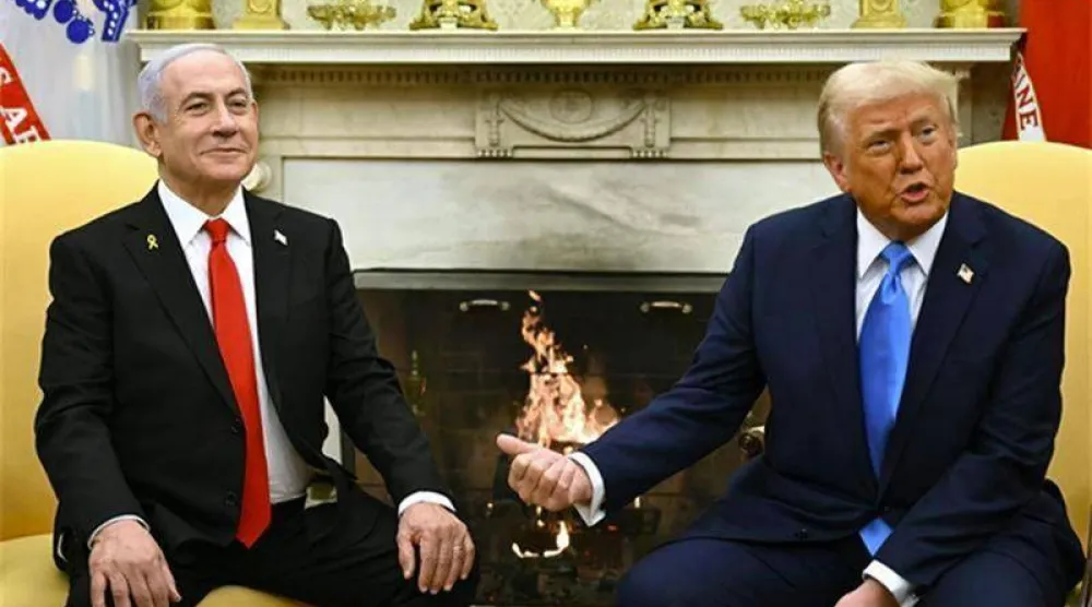 الرئيس الأميركي دونالد ترمب (يمين) يلتقي رئيس الوزراء الإسرائيلي بنيامين نتنياهو في البيت الأبيض بالعاصمة واشنطن (أرشيفية - أ.ف.ب)