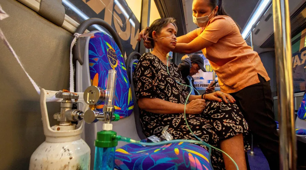 FILE PHOTO: A resident receives oxygen from a free mobile oxygen bus deployed by the city government amid haze from wildfires in Palangka Raya, Central Kalimantan province, Indonesia, October 23, 2026. REUTERS/Arief Rahman Septian Prathama/File Photo