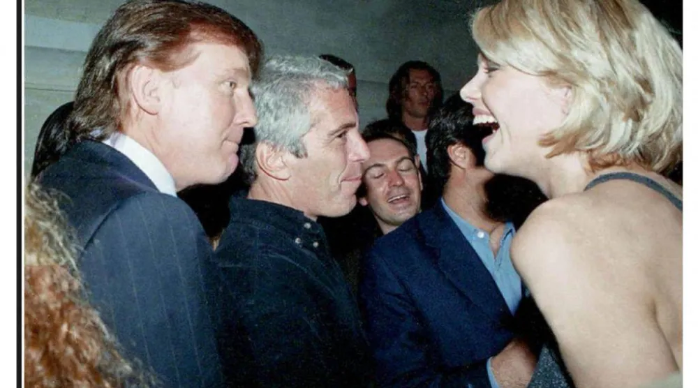 صورة نشرتها لجنة الرقابة في ديسمبر الماضي تُظهر دونالد ترمب (يسار) وإلى جانبه جيفري إبستين وهما يتحدثان إلى امرأة مجهولة (أرشيفية - أ.ف.ب)