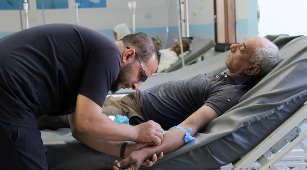 تعز تعاني من نقص كبير في إمدادات الدواء والمستلزمات الطبية جرَّاء الحصار الحوثي (رويترز)