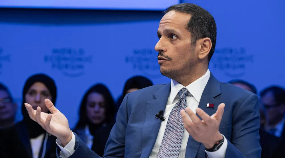 رئيس مجلس الوزراء وزير الخارجية القطري محمد بن عبد الرحمن آل ثاني يتحدث خلال جلسة نقاشية ضمن الاجتماع السنوي للمنتدى الاقتصادي العالمي لعام 2024 في دافوس (أرشيفية - د.ب.أ)