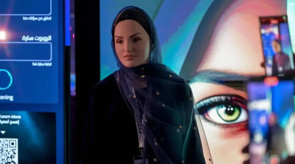 الروبوت السعودية ساره ترحّب بالحضور خلال مؤتمر «ليب» (واس)