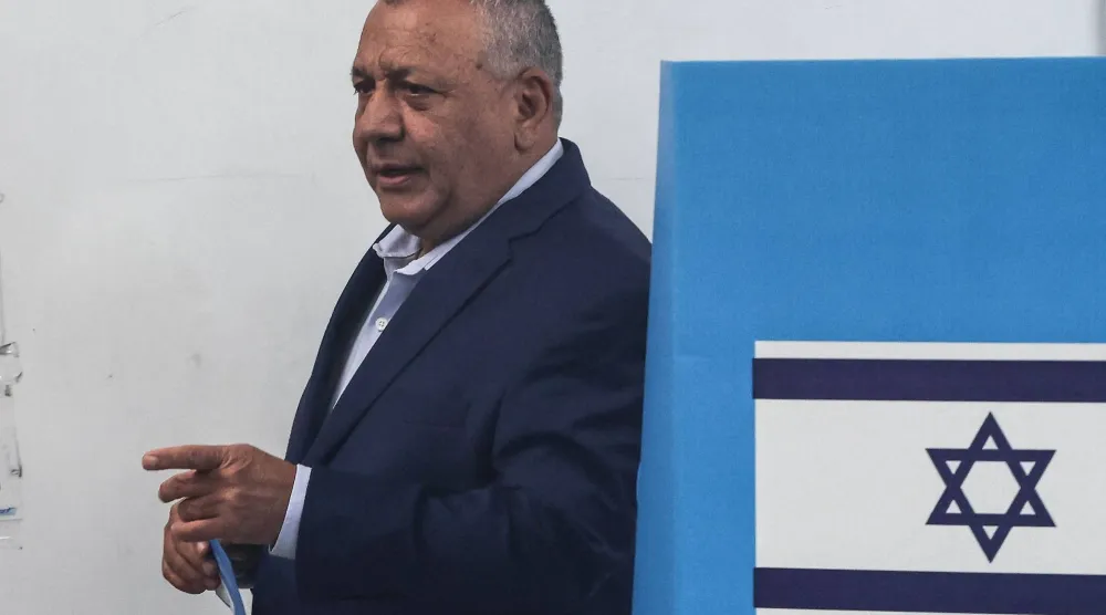 غادي آيزنكوت زعيم حزب «ياشار» يستعد للإدلاء بصوته في مركز اقتراع بمدينة هرتسليا الإسرائيلية (أ.ف.ب)