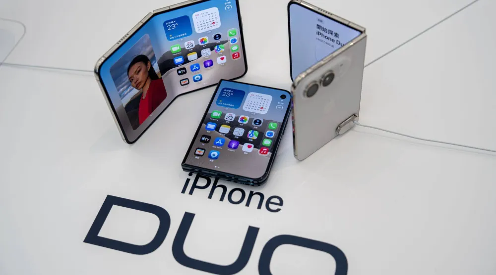 يحصل «iPhone Duo» على دعم «Apple Pencil USB-C» وميزة «Edge Light» لتحسين مكالمات الفيديو (د.ب.أ)