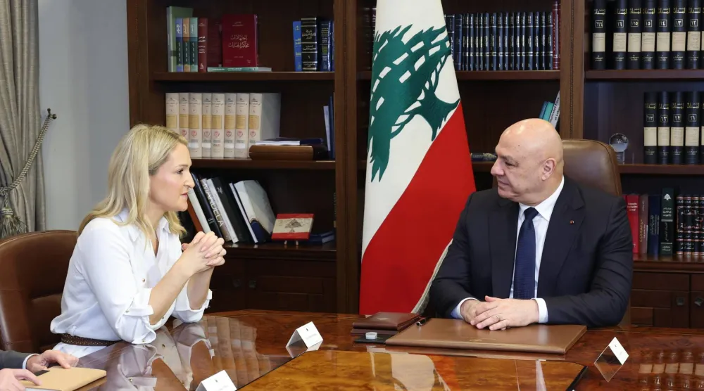 عون مستقبلاً وزيرة الخارجية والدفاع الآيرلندية هيلين ماكنتي (الرئاسة اللبنانية)