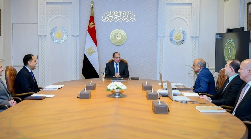 السيسي خلال لقائه رئيس الوزراء ووزيري الكهرباء والمالية (رئاسة الجمهورية)