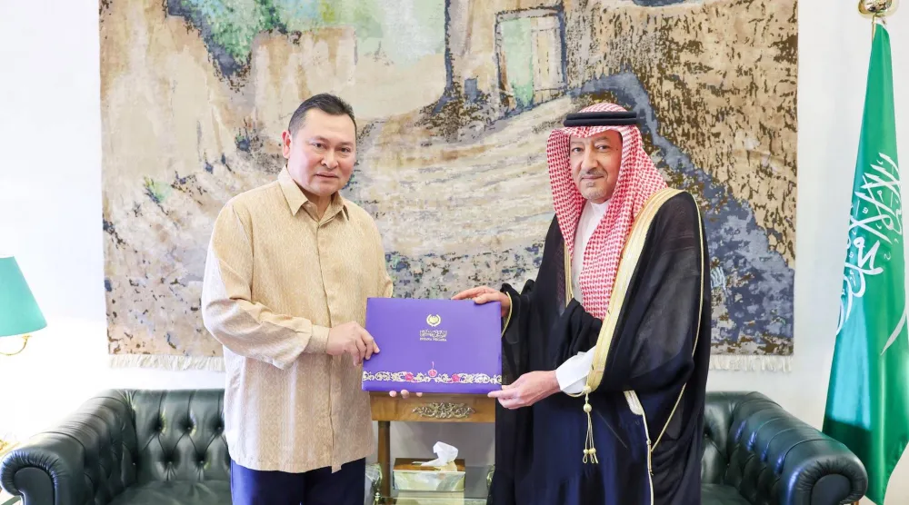 نائب وزير الخارجية السعودي يتسلم الرسالة من السفير الماليزي في الرياض (واس)