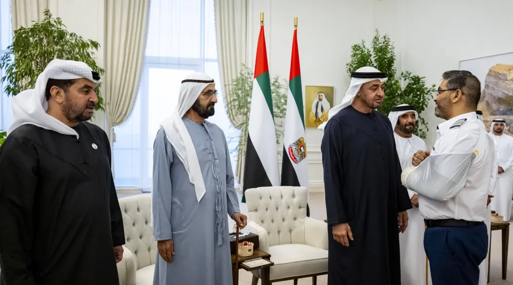 الشيخ محمد بن زايد والشيخ محمد بن راشد خلال استقبالهما أفراد طاقم «فلاي دبي» (وام)