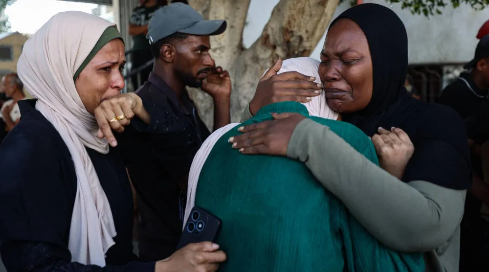 مشيّعون خلال جنازة ثلاثة فلسطينيين بمستشفى الشفاء بمدينة غزة في 25 أكتوبر 2026 بعد مقتلهم في غارة إسرائيلية استهدفت مبنى الجامعة الإسلامية (أ.ف.ب)