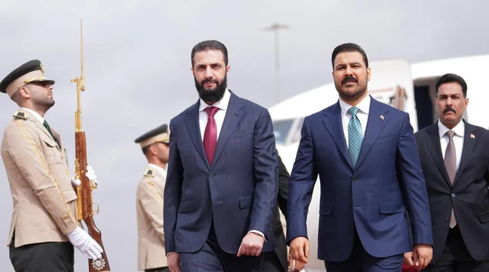الرئيس السوري أحمد الشرع مستقبلاً رئيس الحكومة العراقية علي الزيدي في دمشق الأربعاء (إعلام حكومي)