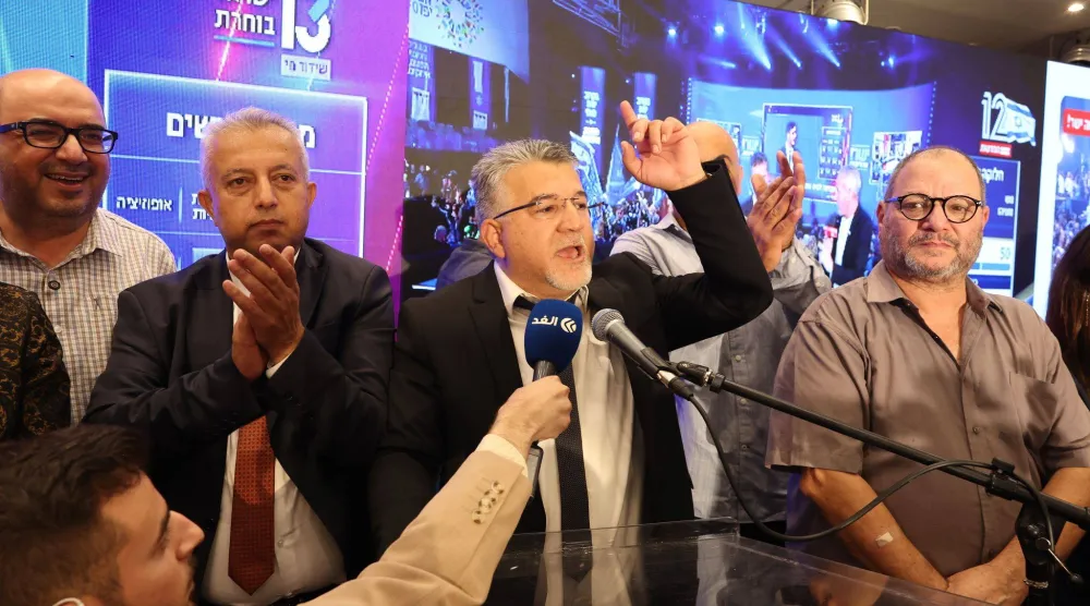 المرشح الفلسطيني يوسف جبارين يحتفل بالنتائج الأولية لاستطلاعات آراء الناخبين عند الخروج من مراكز الاقتراع تزامناً مع الانتخابات التشريعية في إسرائيل (د.ب.أ)
