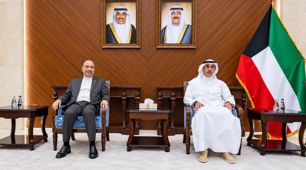 نائب وزير الخارجية الكويتي حمد المشعان خلال استقباله السفير الإيراني محمد توتونجي الأربعاء (الخارجية الكويتية)