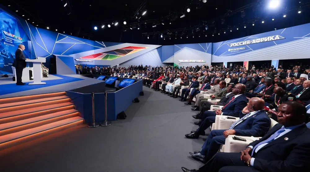 بوتين يلقي كلمة خلال منتدى روسيا - أفريقيا في مركز مؤتمرات غوستيني دفور وسط موسكو (أ.ف.ب)