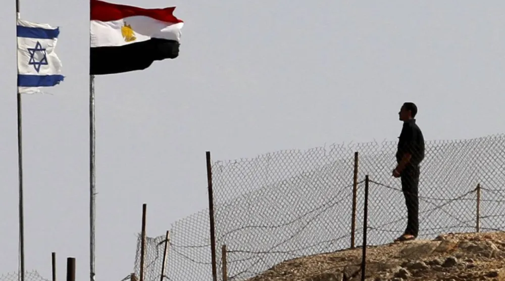 مصر قالت إن مخترق الحدود مع إسرائيل «غير متزن نفسياًُ» وتعمل على إعادته للبلاد (رويترز)
