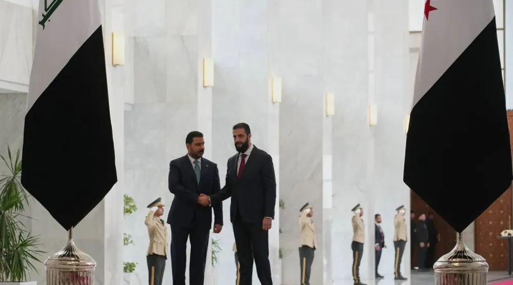 Irak Başbakanı Ali ez-Zeydi, dün Şam’daki Halk Sarayı’nda Suriye Cumhurbaşkanı Ahmed eş-Şara tarafından karşılandı. (AP)