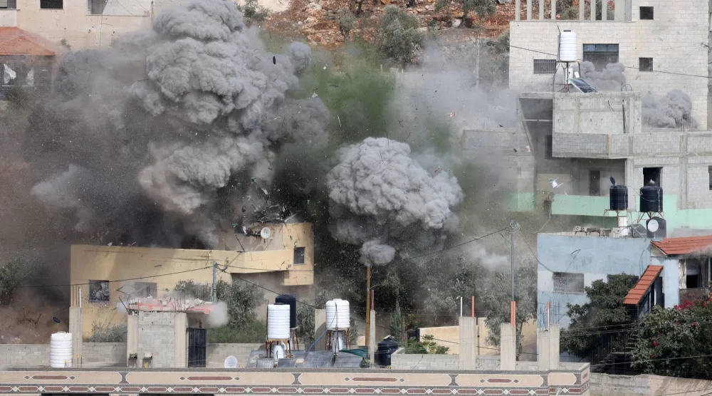 الجيش الإسرائيلي يفجر منزل أسير فلسطيني في بلدة بيتا القريبة من نابلس بالضفة الغربية (إ.ب.أ)